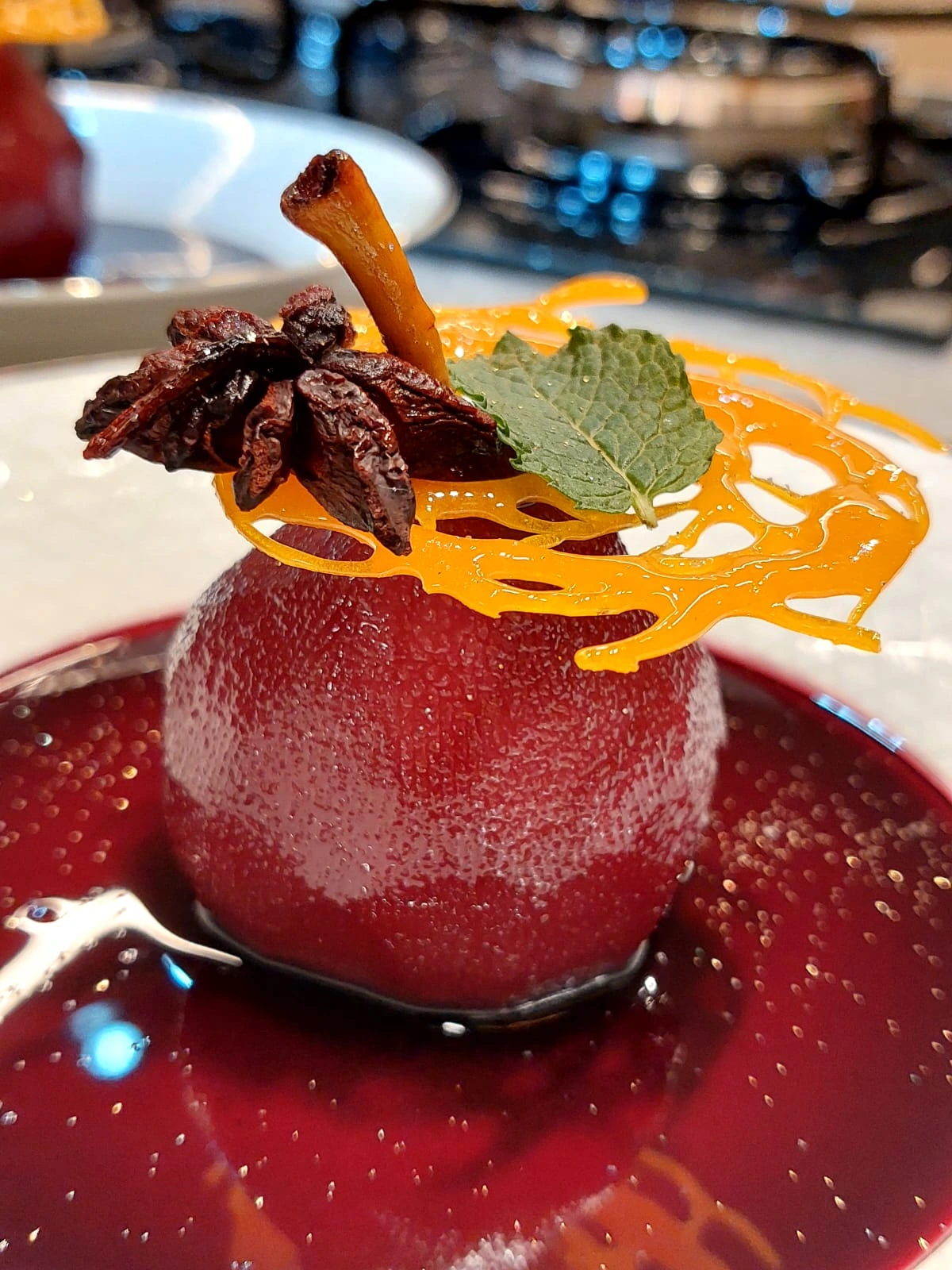 Pera em calda com caramelo e especiarias