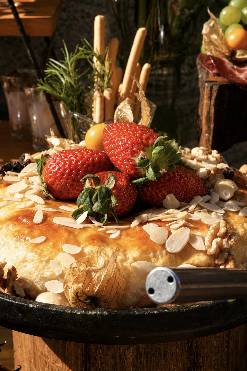 Ilha gastronômica com morangos, amêndoas e uma seleção de sabores